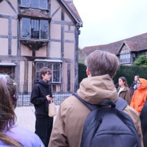 Exposé devant la maison natale de Shakespeare