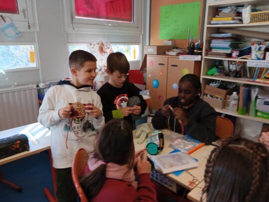 Les CE2 s’initient au tricot