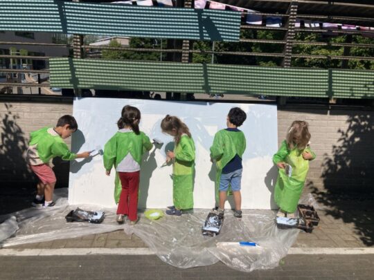 Une fresque collaborative prend vie à la maternelle