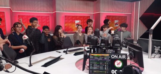 Les 3èmes de l&rsquo;EPI Webradio visitent NRJ et Nostalgie