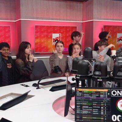 Les 3èmes de l&rsquo;EPI Webradio visitent NRJ et Nostalgie